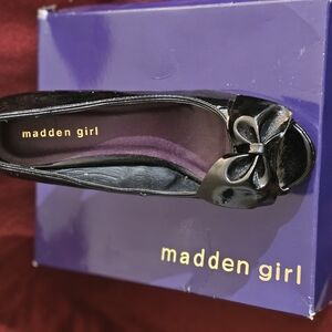 Madden Girl Kimmeric Black Patent Leather Heels Pumps Size: 8.5 with black bow,